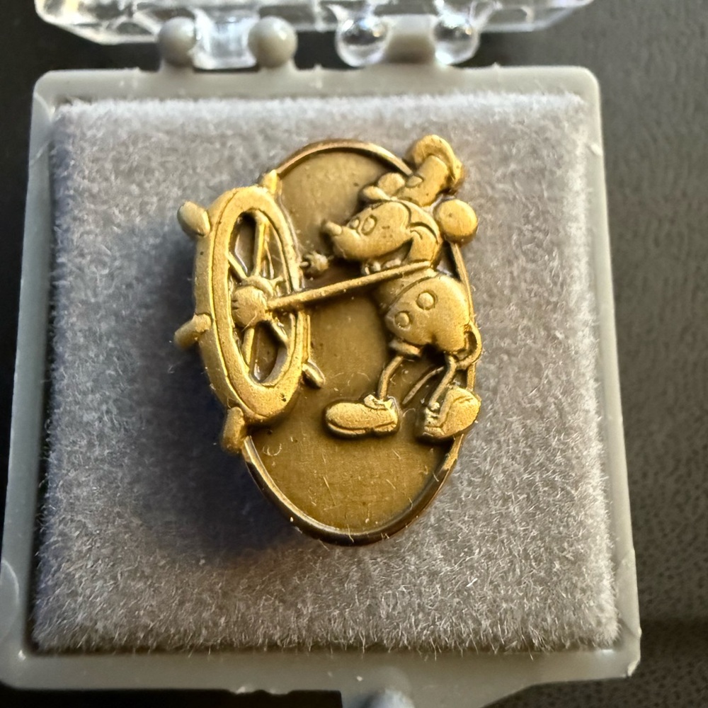 Disney Rare Vintage brass-colored Cast Member 1-year service award pin